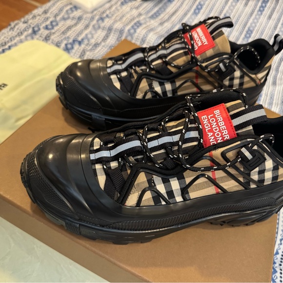 Burberry Black and Cream Sneakers with Bold Pattern - Picture 2 of 10